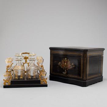 A liquor casket set, late 19th century.