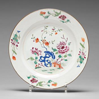 820. TALLRIKAR, 16 stycken, kompaniporslin. Qing dynastin, Qianlong (1736-95).