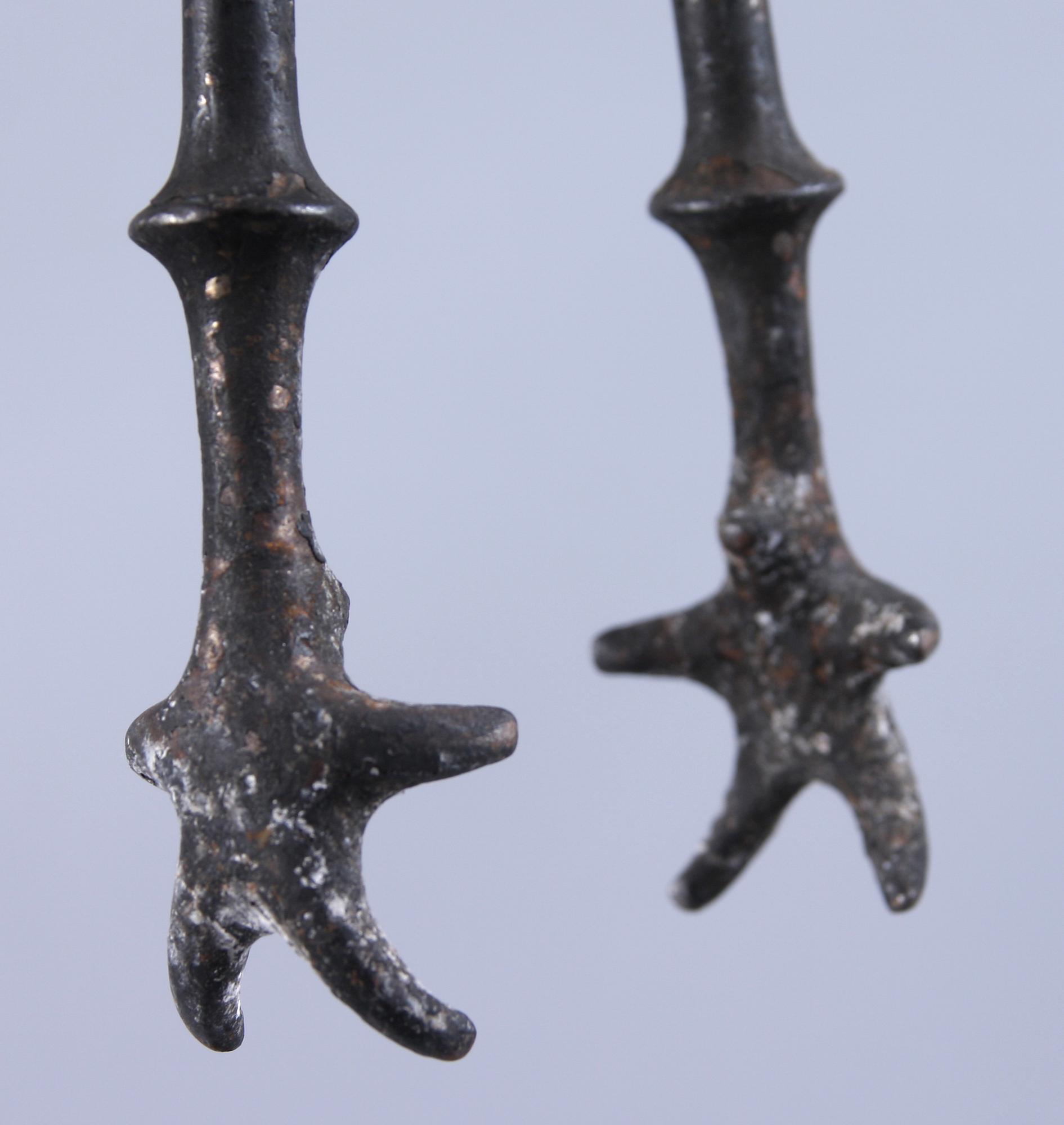 ELDTÅNG samt DÖRRSTOPP, ett par, 1800/1900-tal.