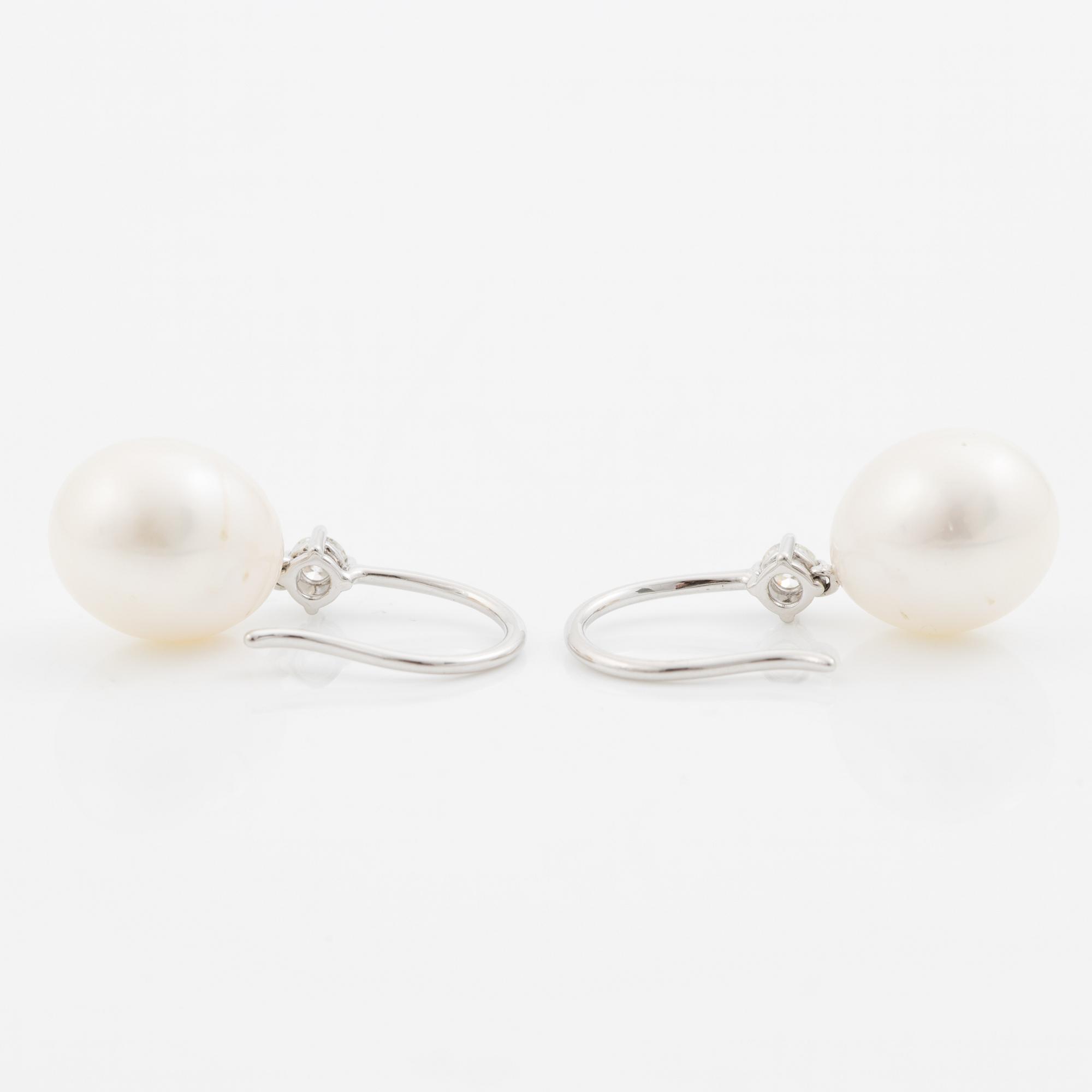 Earrings 18K white gold with cultured pearls and brilliant-cut diamonds.