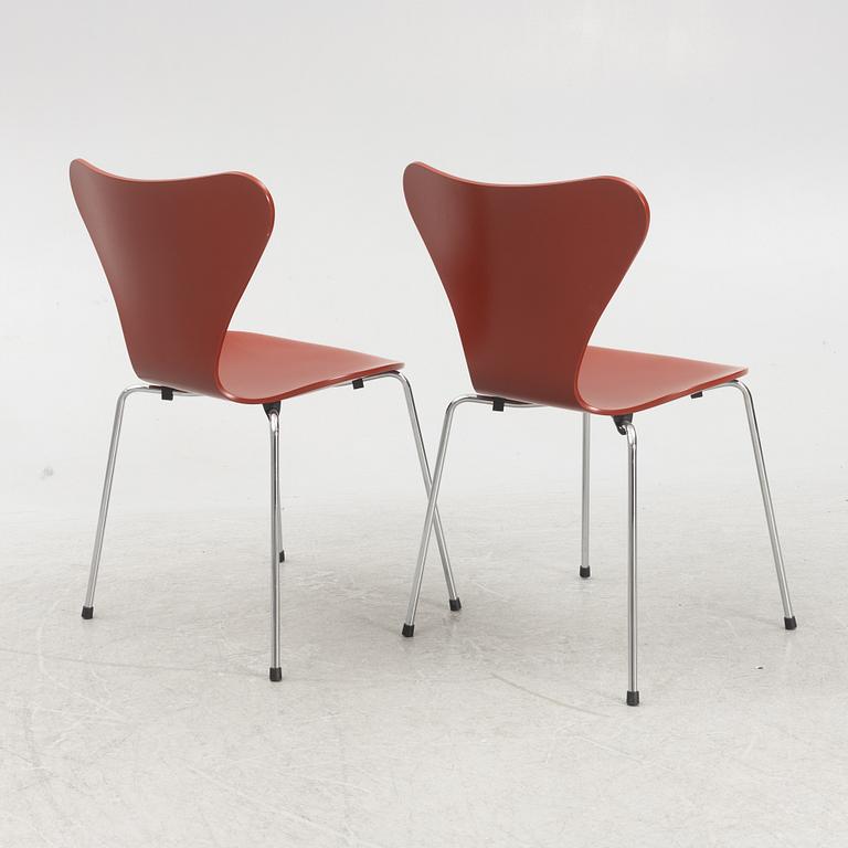 Arne Jacobsen, stolar, 5 st, "Sjuan", Fritz Hansen, Danmark. 2022.