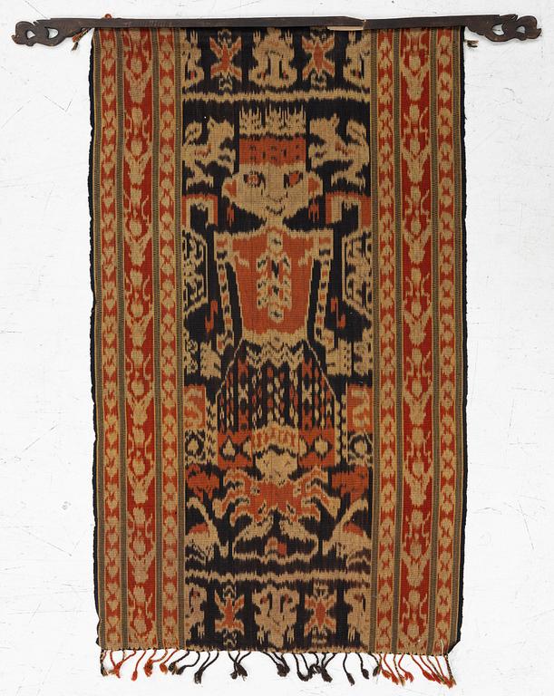 A semi-antique Sumba Ikat Hinggi, Indonesia. Ca 98 x 57 cm.