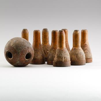 BOWLINGKLOT OCH KÄGLOR, 8 st, trä, omkring år 1900.