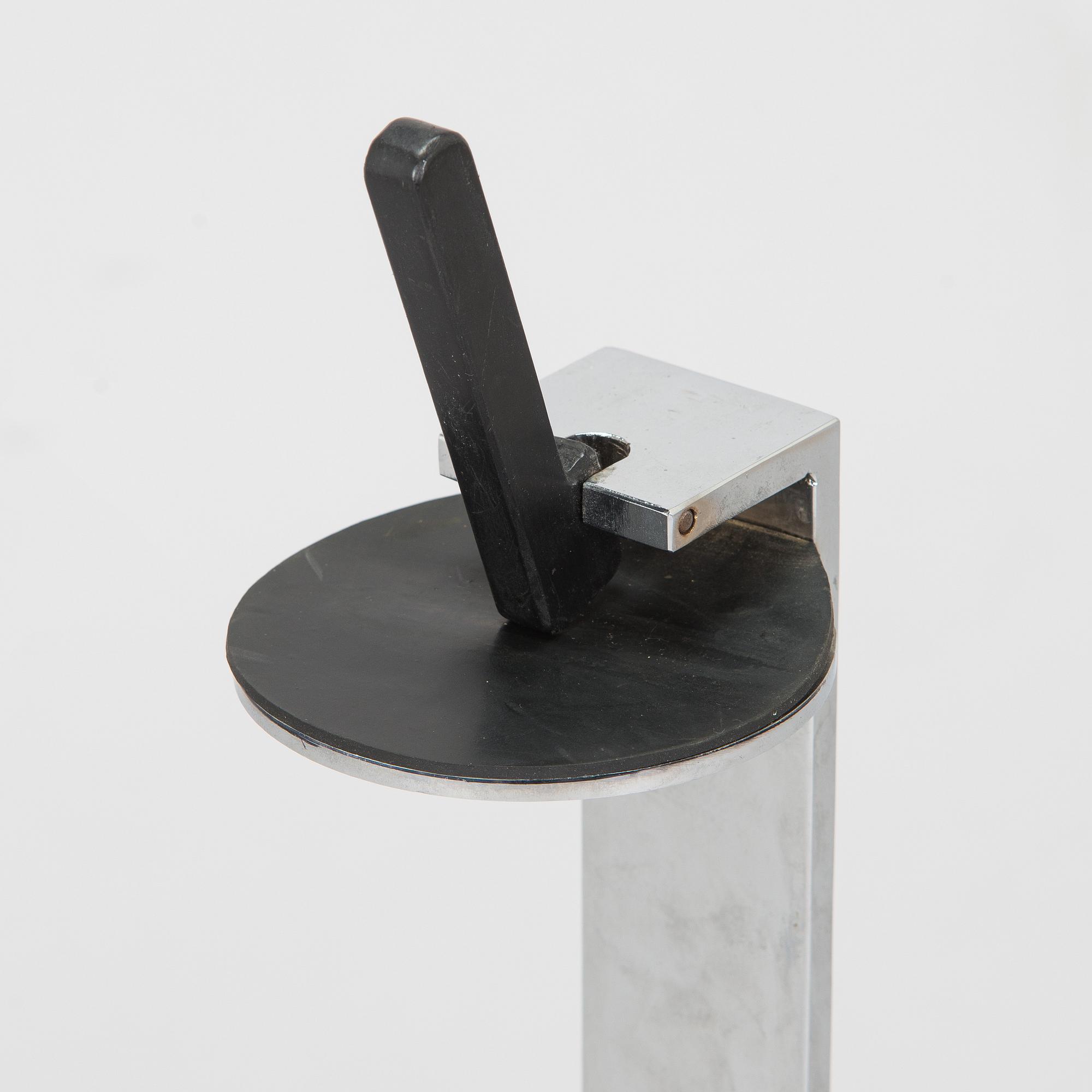 Jouni Leino, Tarjotinpöydän jalusta ,"Grip" Jouni Leino Design Studio 2009.