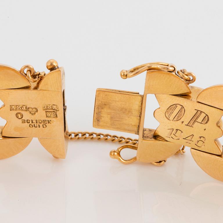 An 18K gold bracelet.