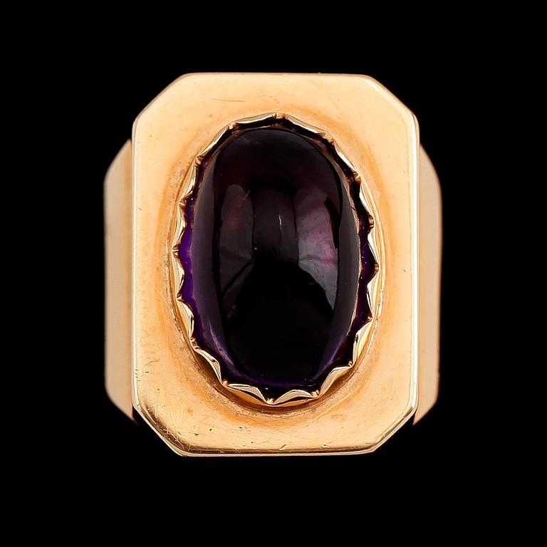 RING, 18 k guld och ametist, 1964. Vikt ca 8 g.