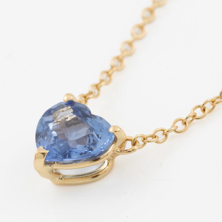 Collier 18K guld med en fasettslipad hjärtformad safir och runda briljantslipade diamanter.