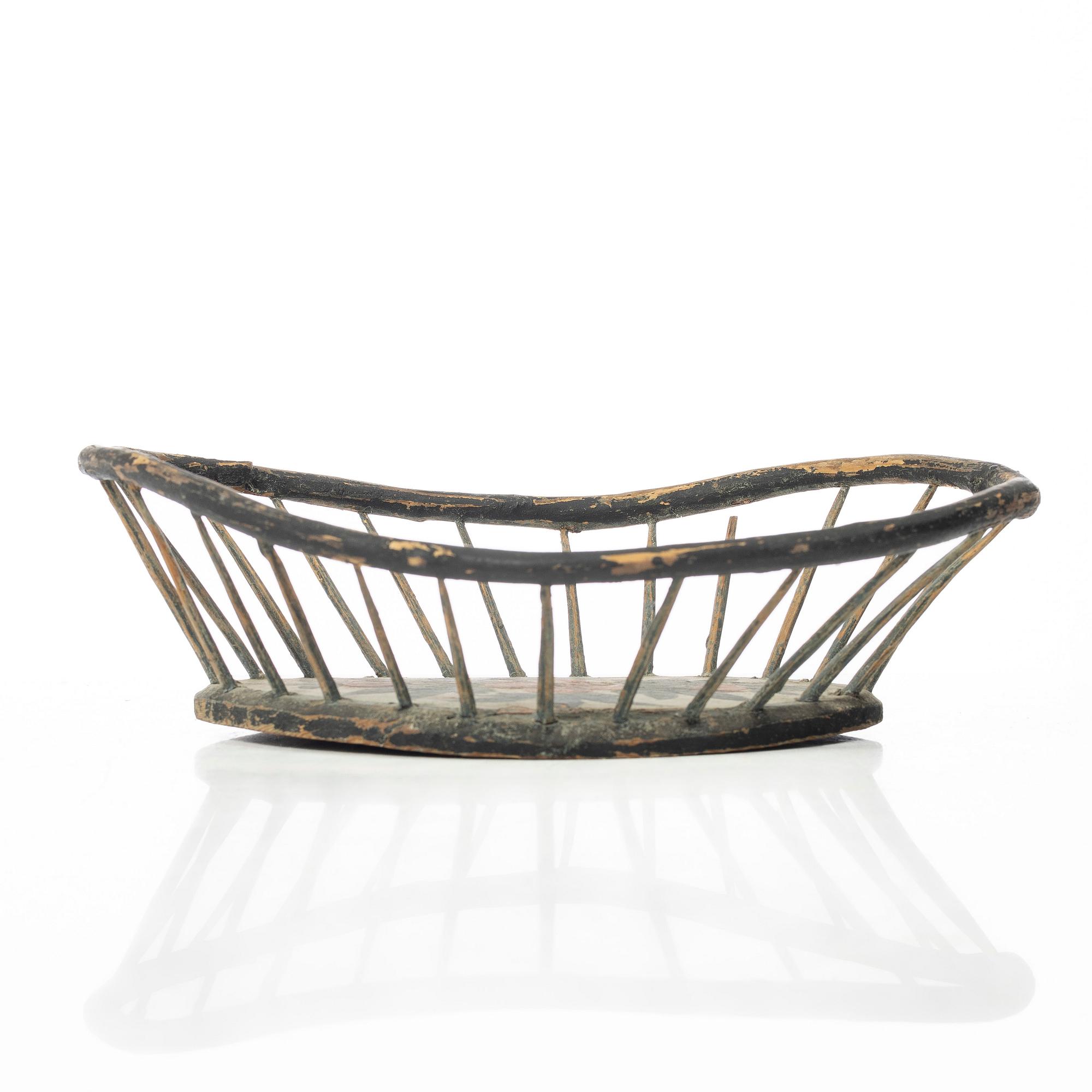Pine basket, folk art, Jämtland, 19th century.