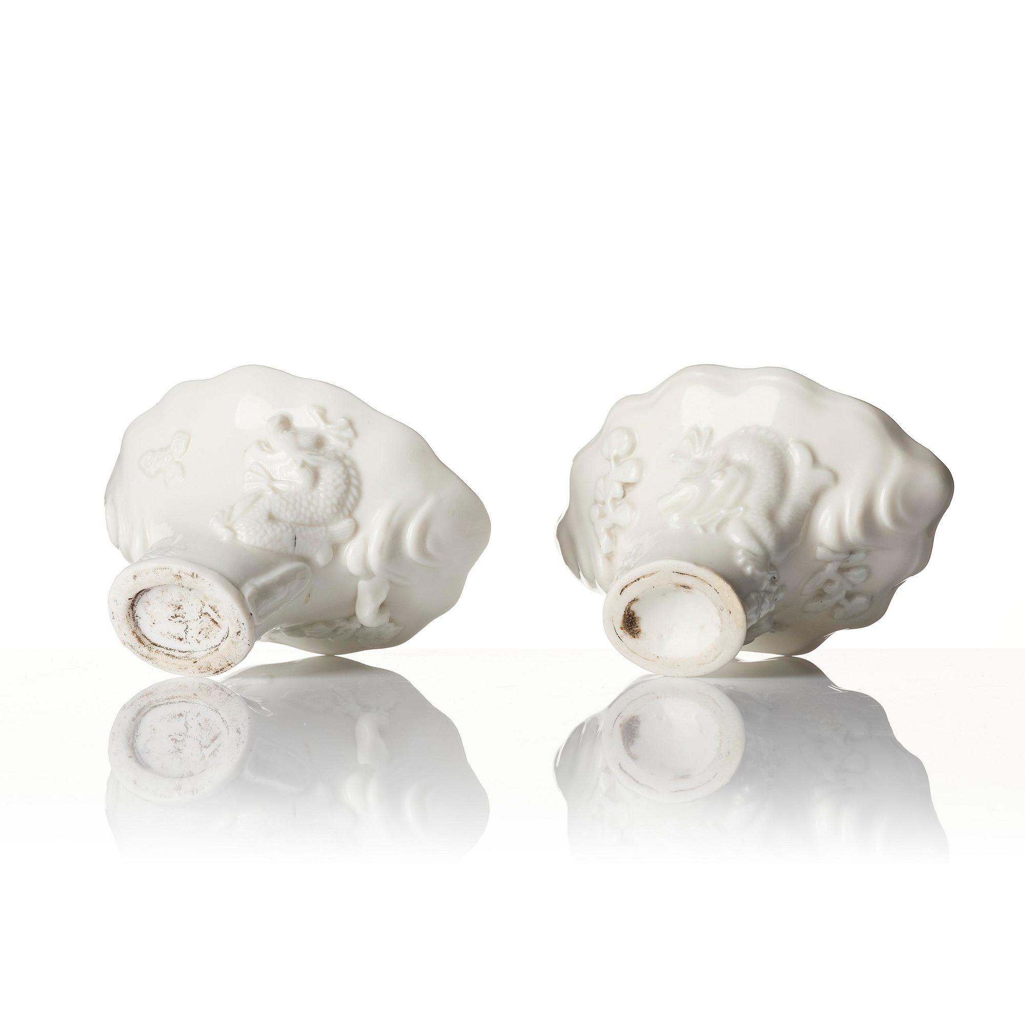 Vinofferbägare, två stycken, porslin. Qingdynastin, 1700-tal.