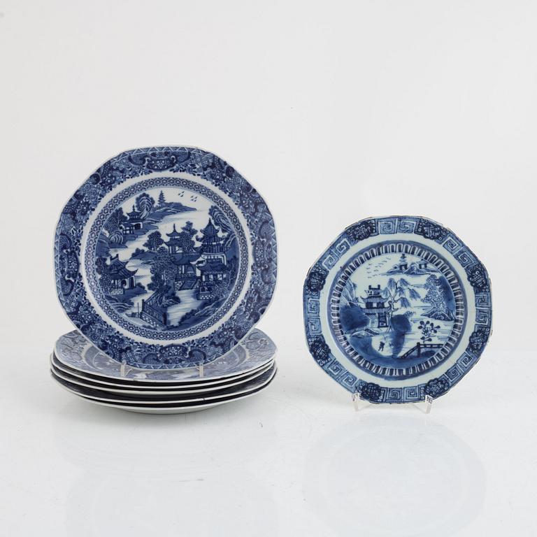 A set of seven Chinese export porcelain plates, Qing dynasty, Qianlong (1736-95).
