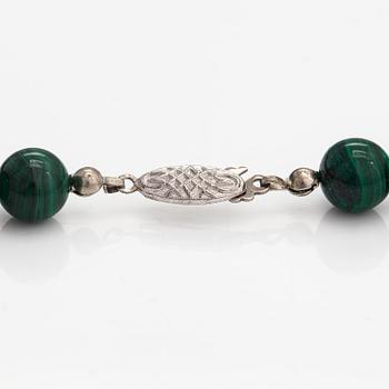 A malakite pearl collier with a sterling silver clasp.
