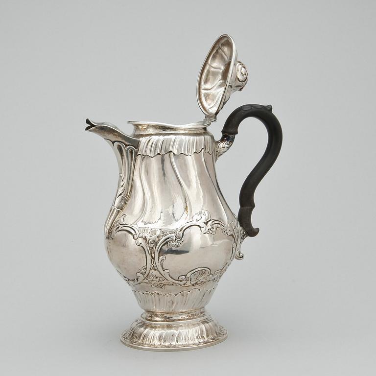 KAFFEKANNA, silver, rokokostil, Johan August Färngren, Stockholm, 1923. Vikt ca 546 g.