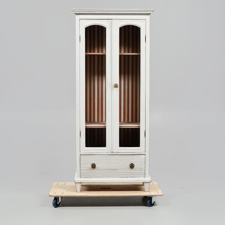 VITRINSKÅP, delvis 1900-talets första hälft.