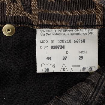BYXOR/JEANS och BOOTS, Fendi.
