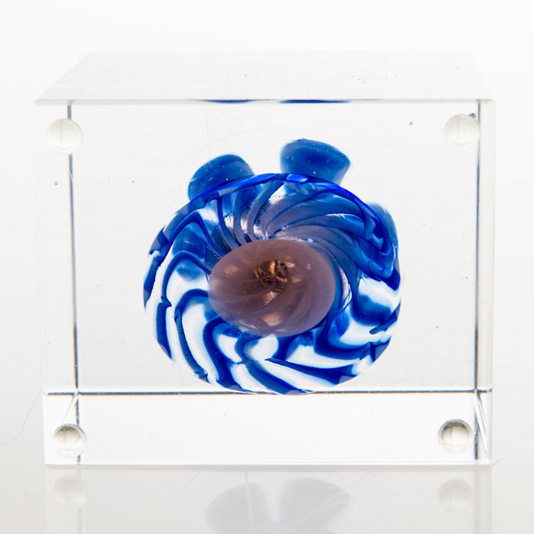 OIVA TOIKKA, AN ANNUAL CUBE, glass, signed Oiva Toikka Nuutajärvi 2004, numbered 226/2000.