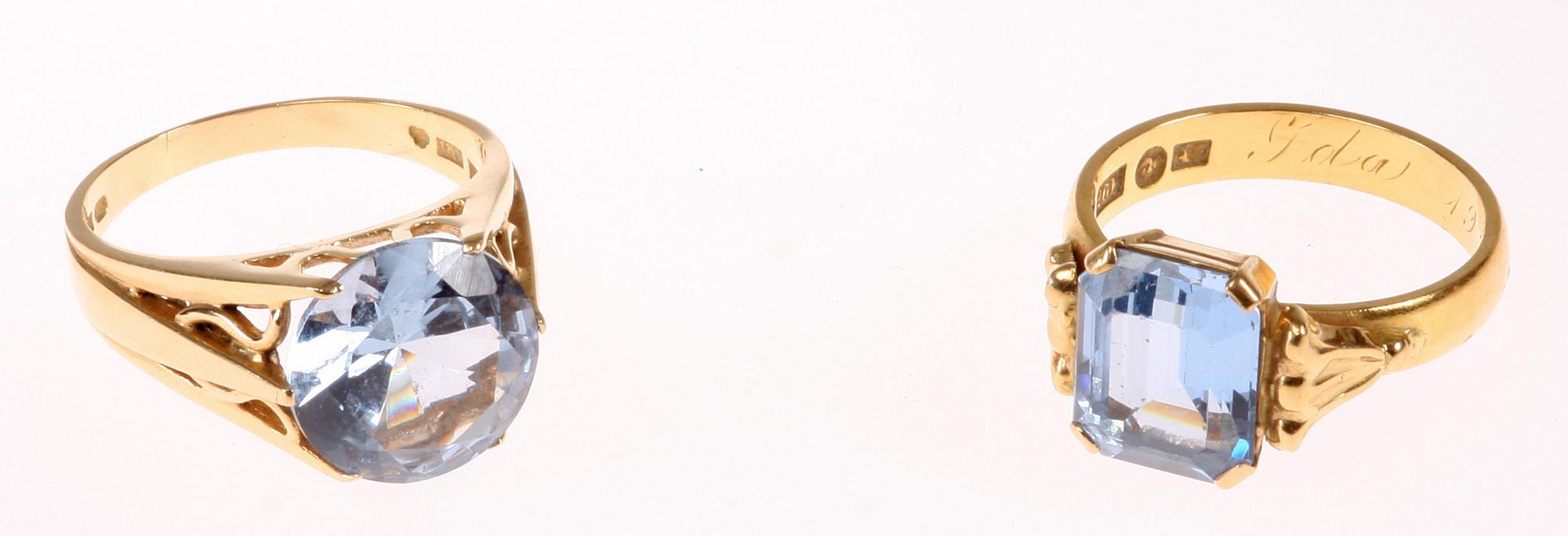 RINGAR, 4 st, 18K guld samt stenar, 1900-talets andra hälft. Tot vikt 25 gram.