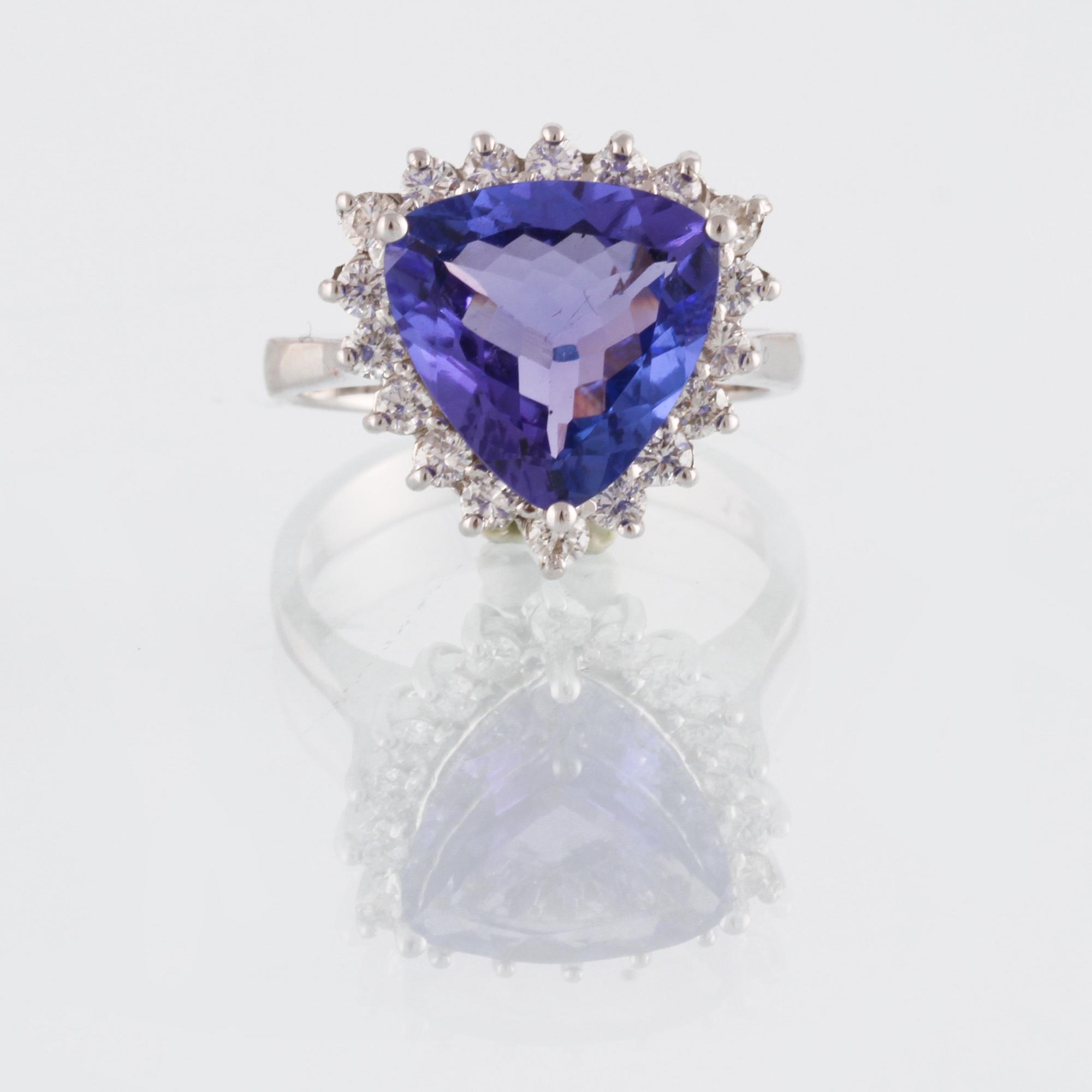 RING, 14K guld med fasettslipad tanzanit ca 3.84 ct samt briljantslipade diamanter ca 0.60 ct. Vikt 5,6 gram.