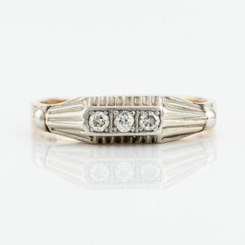 Ring in 14K gold with three round brilliant-cut diamonds.