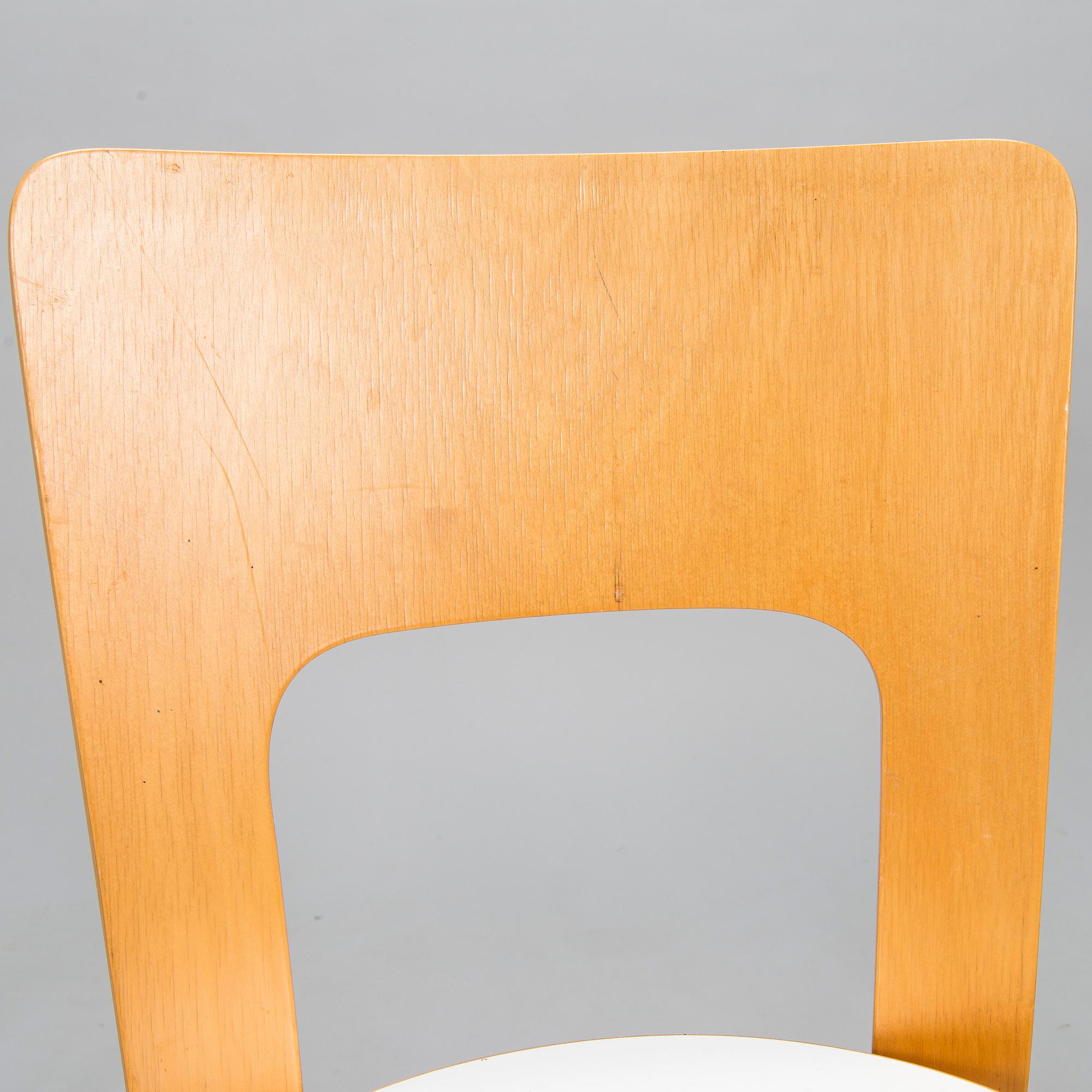 Alvar Aalto, tuoleja 4 kpl, malli 66 ja jakkara  malli E60, 1900-luvun loppu.