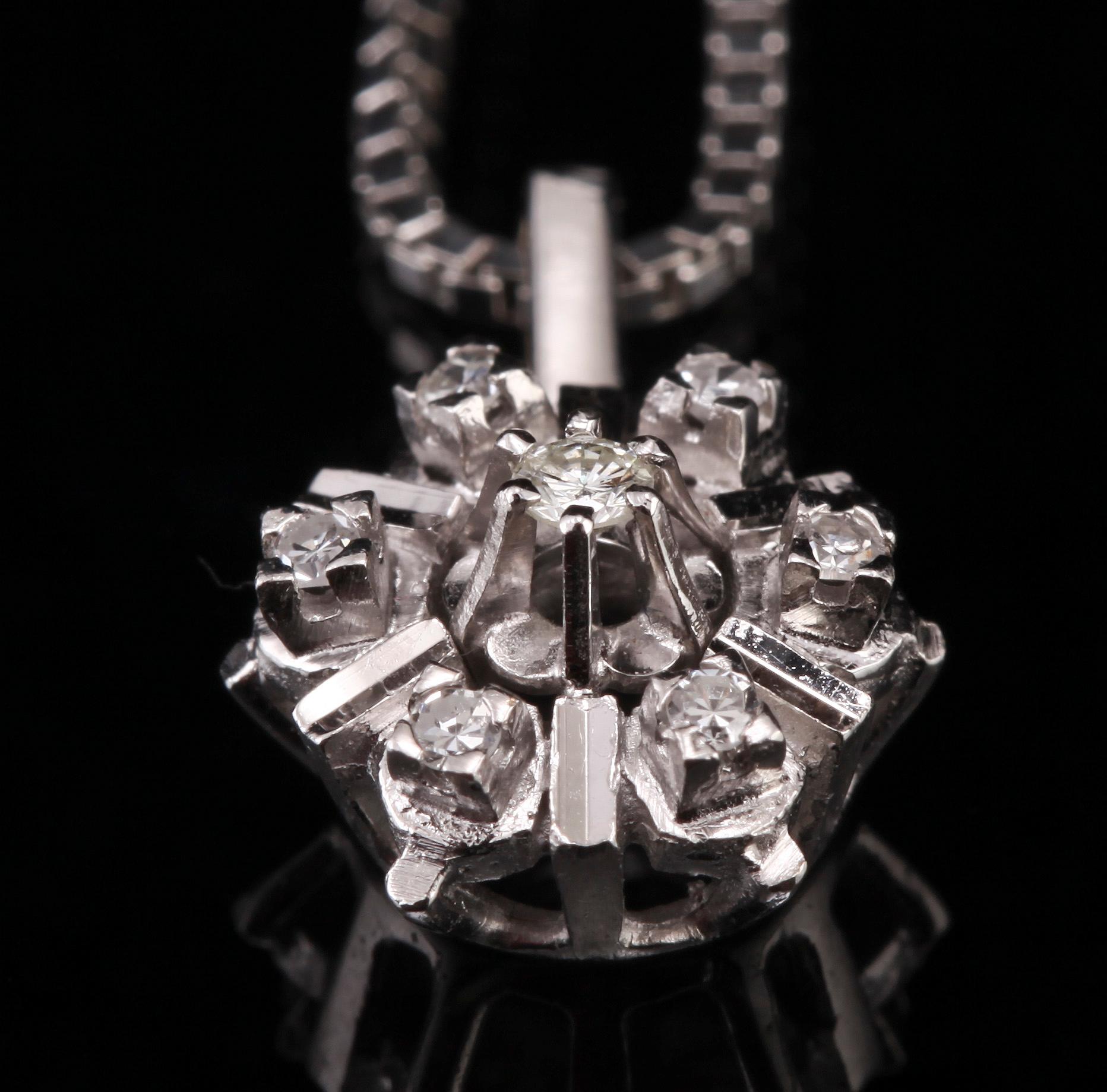 HÄNGEN, 2 st, 18k vitguld samt sju små briljantslipade diamanter.