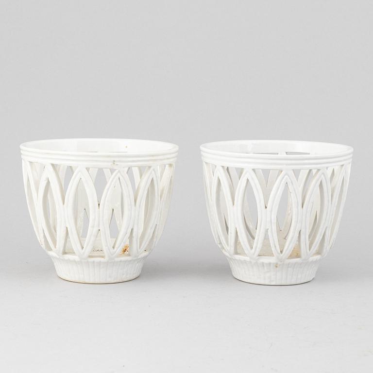 Gunnar Nylund, a set of 14 stoneware pot and plates and a vase/candle holder, Rörstrand.