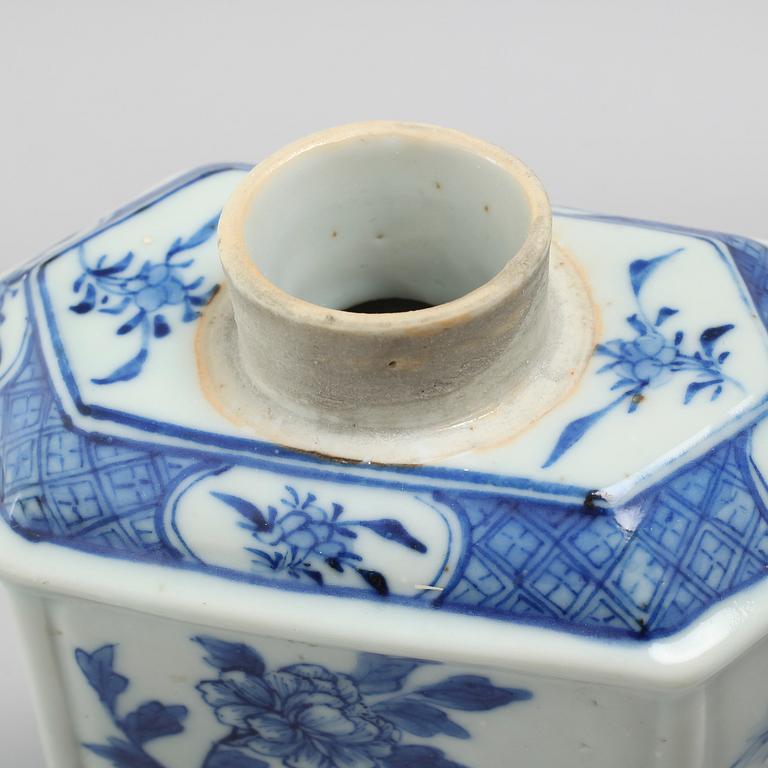 A porcelain tea caddy from China, late Qing dynasty (1644-1912).