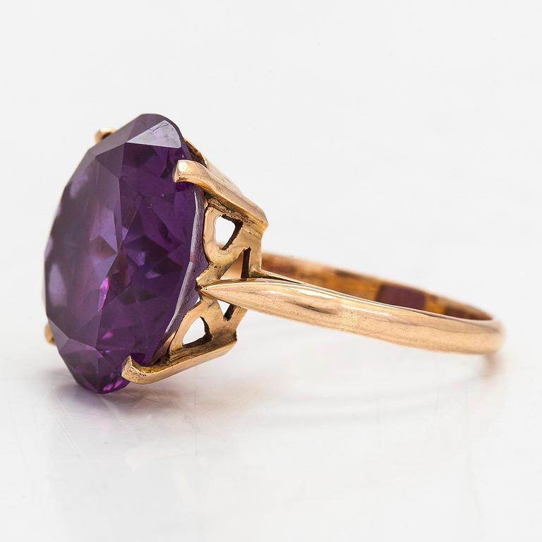 Ring, approx. 13K gold with a synthetic sapphire. Egypt.