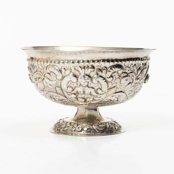 A Dutch silver bowl, unidentified maker LH, Rotterdam 1740s.