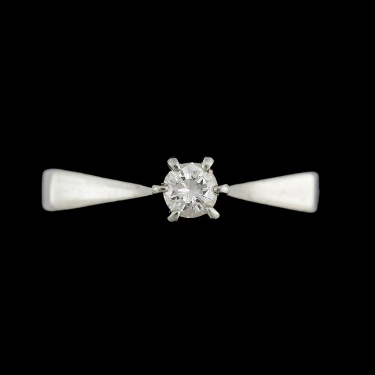 RING, 18k vitguld med briljantslipade diamant, enligt gravyr 0,175 ct. Vikt ca 1,9 gram.