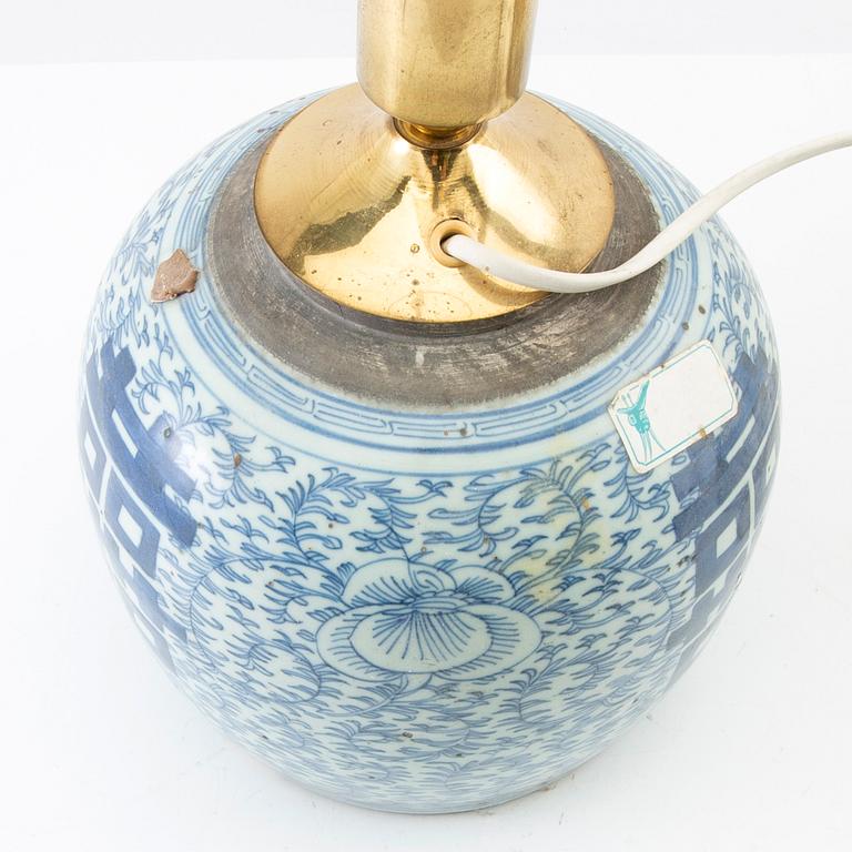 A blue and white chinese jar mounted as a lamp, late Qing dynasty, circa 1900.