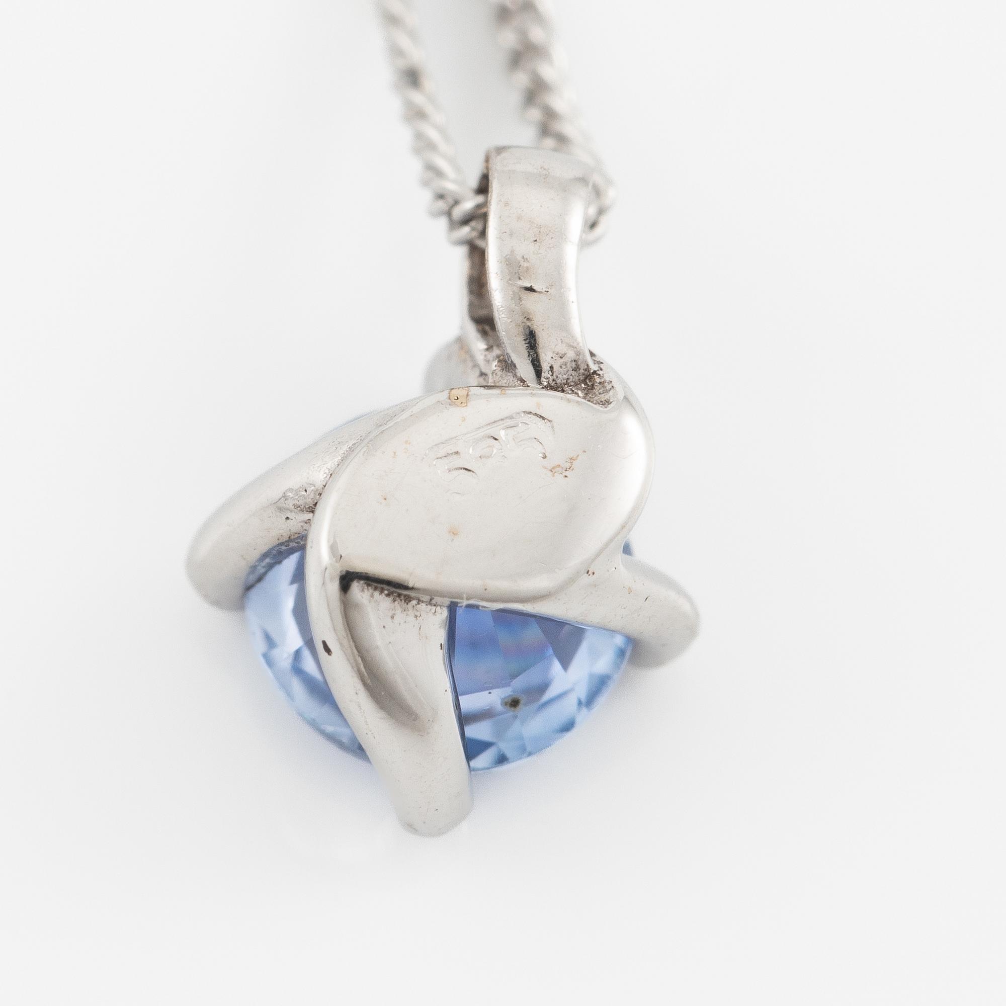 Necklace 14K white gold with sapphire.
