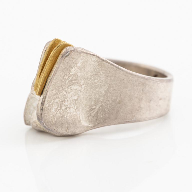 Ring, sterling silver and gilded silver.