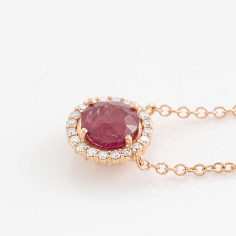 18K gold necklace with ruby and brilliant-cut diamonds.