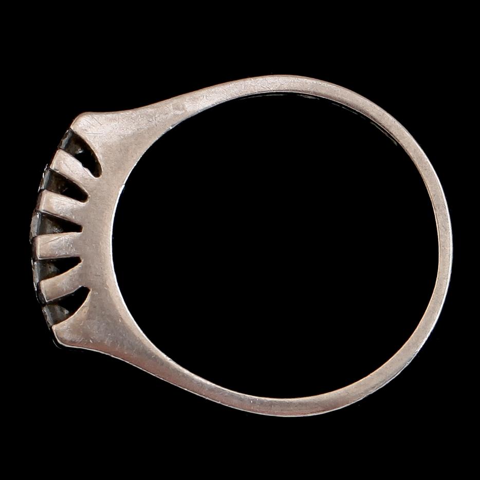 RING, 18 k vitguld, med 5 briljantslipade diamanter, 0.34 ct enligt gravyr. Total vikt ca 6 gram.