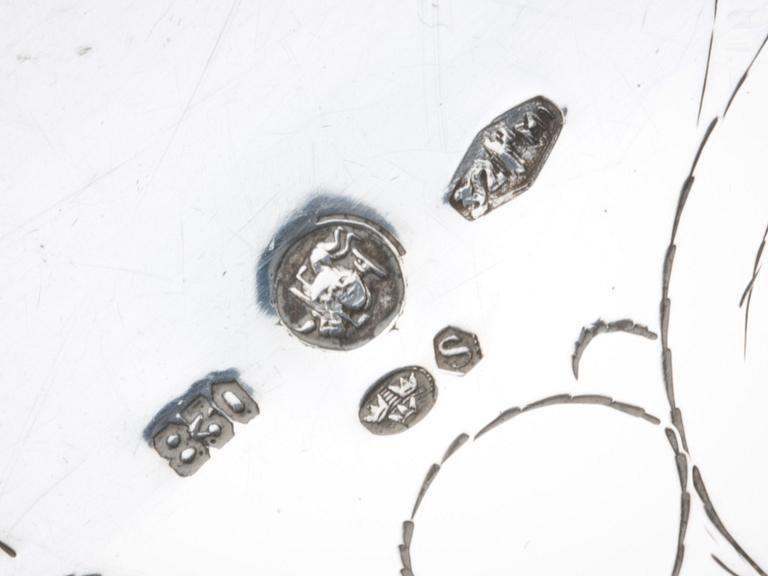 BRICKA, silver. Svenska importstämplar. 1900-tal. Ca 720g.