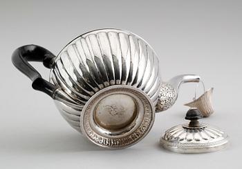 TEKANNA, silver, Johan Fredrik Björnstedt, Stockholm 1825. Vikt ca 800 gram.