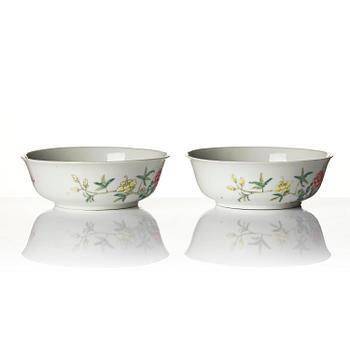 A pair of famille rose 'magnolia' bowls, late Qing dynasty.