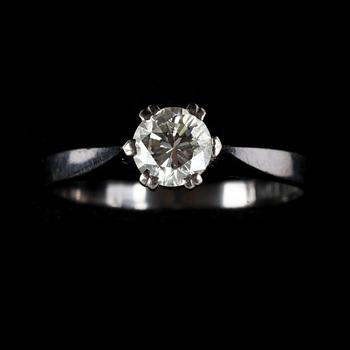 RING, 18k vitguld med briljantslipad diamant, ca 0.50 ct enligt gravyr. 1976. Vikt 3.1 g.