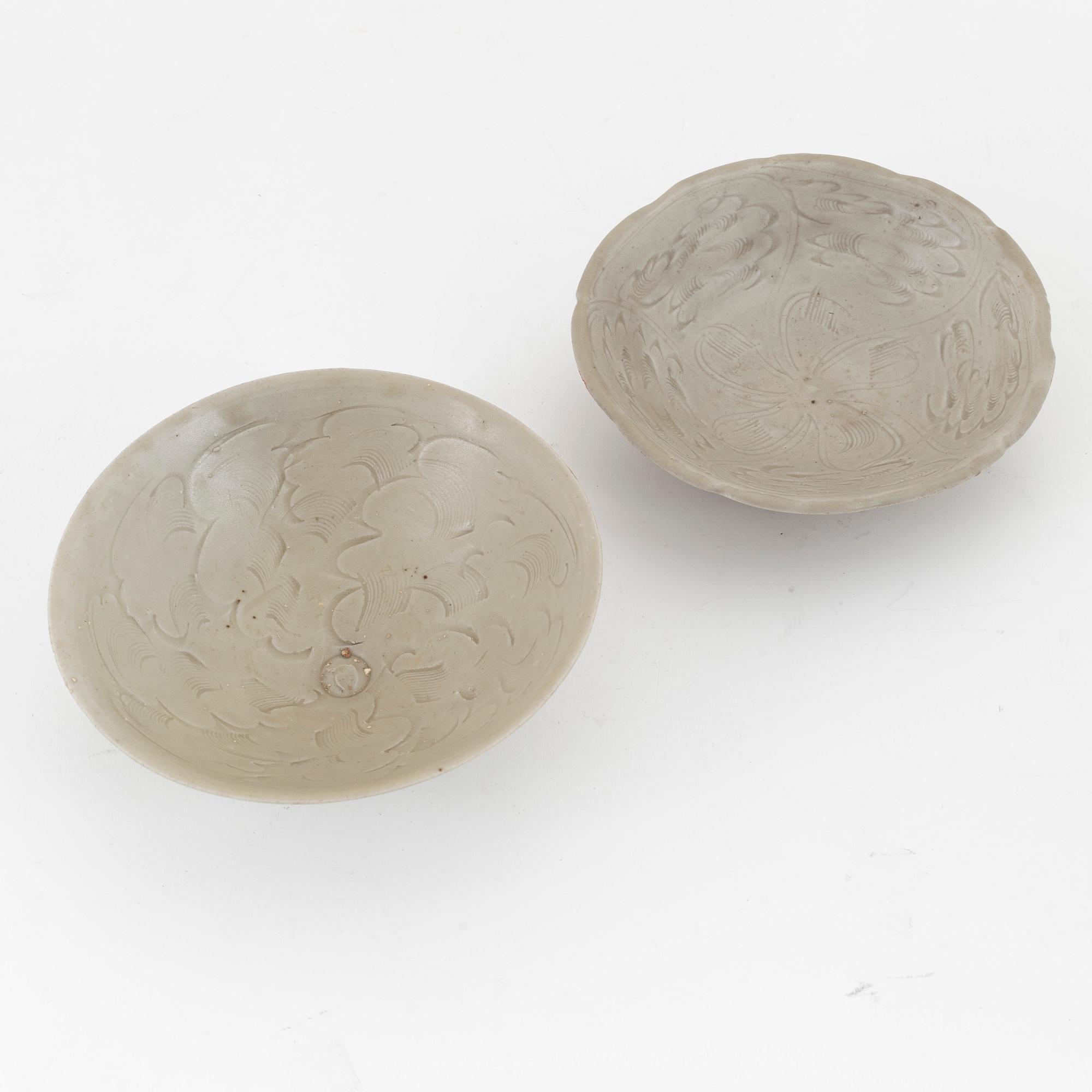 Two qingbai bowls, Song/Yuandynastin.