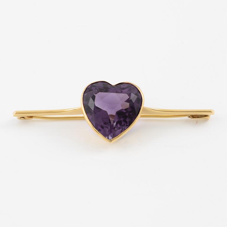Brooch, A. Tillander, 18K gold with heart-shaped amethyst.