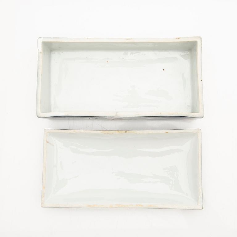A lot comprising 3 pieces of porcelain, China, Qing dynasty, late 19th/20th century.