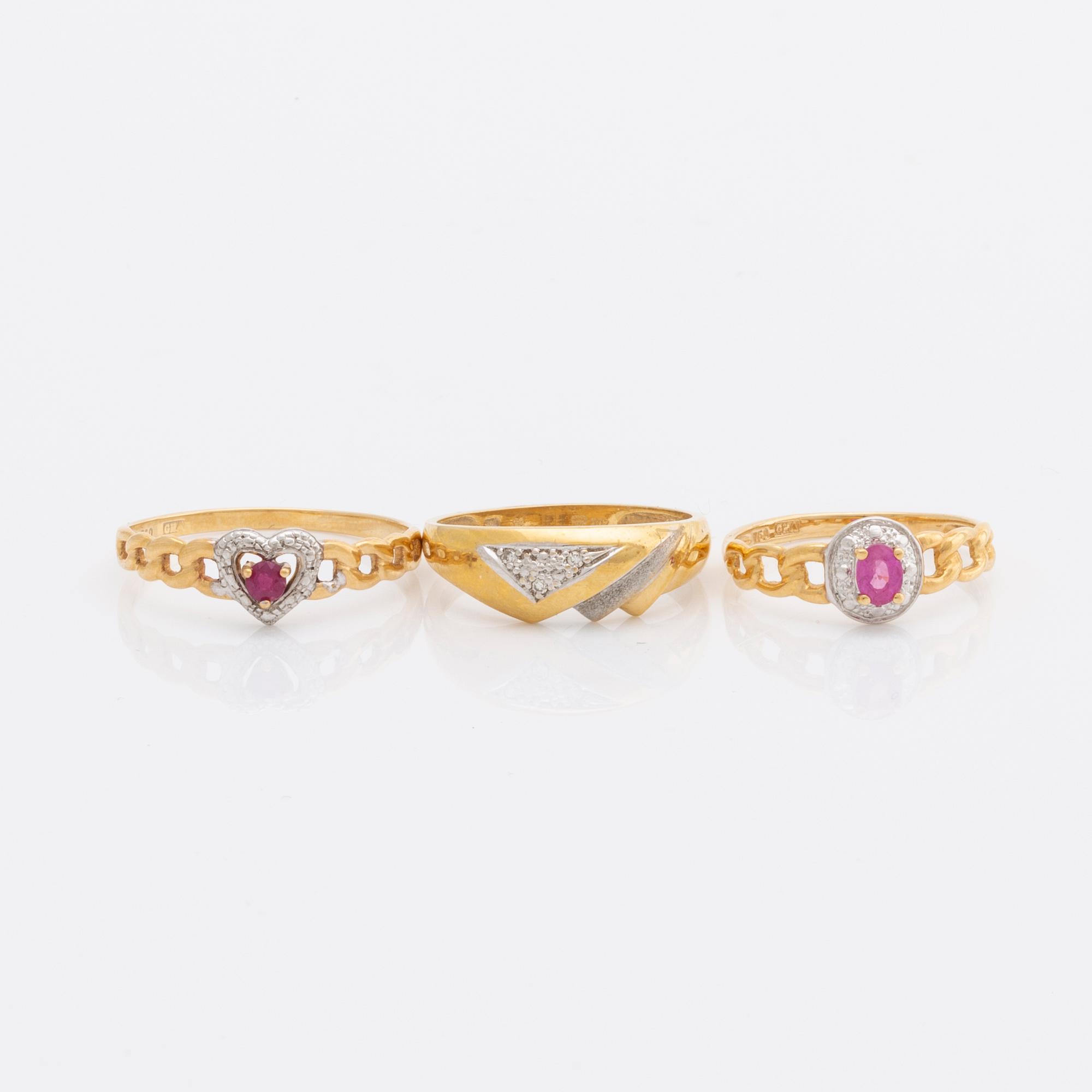 3 rings, 18K gold, 2 rubies and 3 single-cut diamonds, total weight 6,2 g.