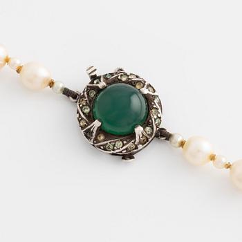 Pearl necklace, with cultured pearls, clasp in silver with a cabochon-cut green stone.