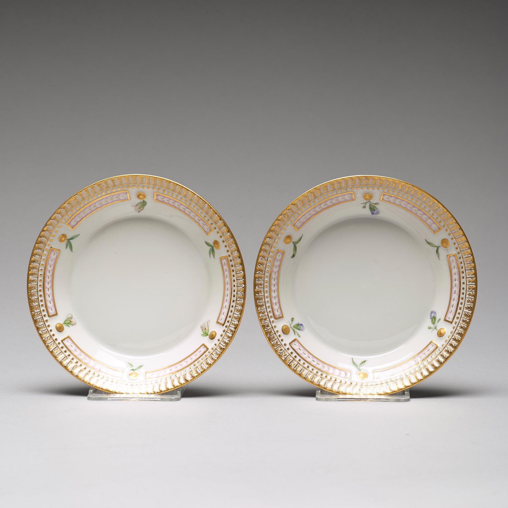 KAFFEKOPPAR med FAT, ett par, porslin. "Flora Danica", Royal Copenhagen, Danmark, 1900-tal.