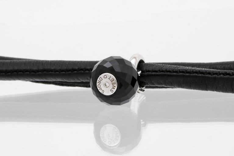 Ole Lynggaard, armband läder med avtagbart hänge i 18K vitguld och onyx.