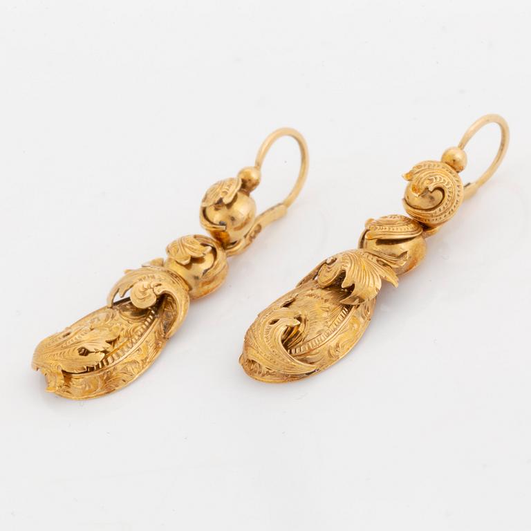 A G Möllenborg 18K gold demi parure comprising a bracelet, a brooch and a pair of earrings.