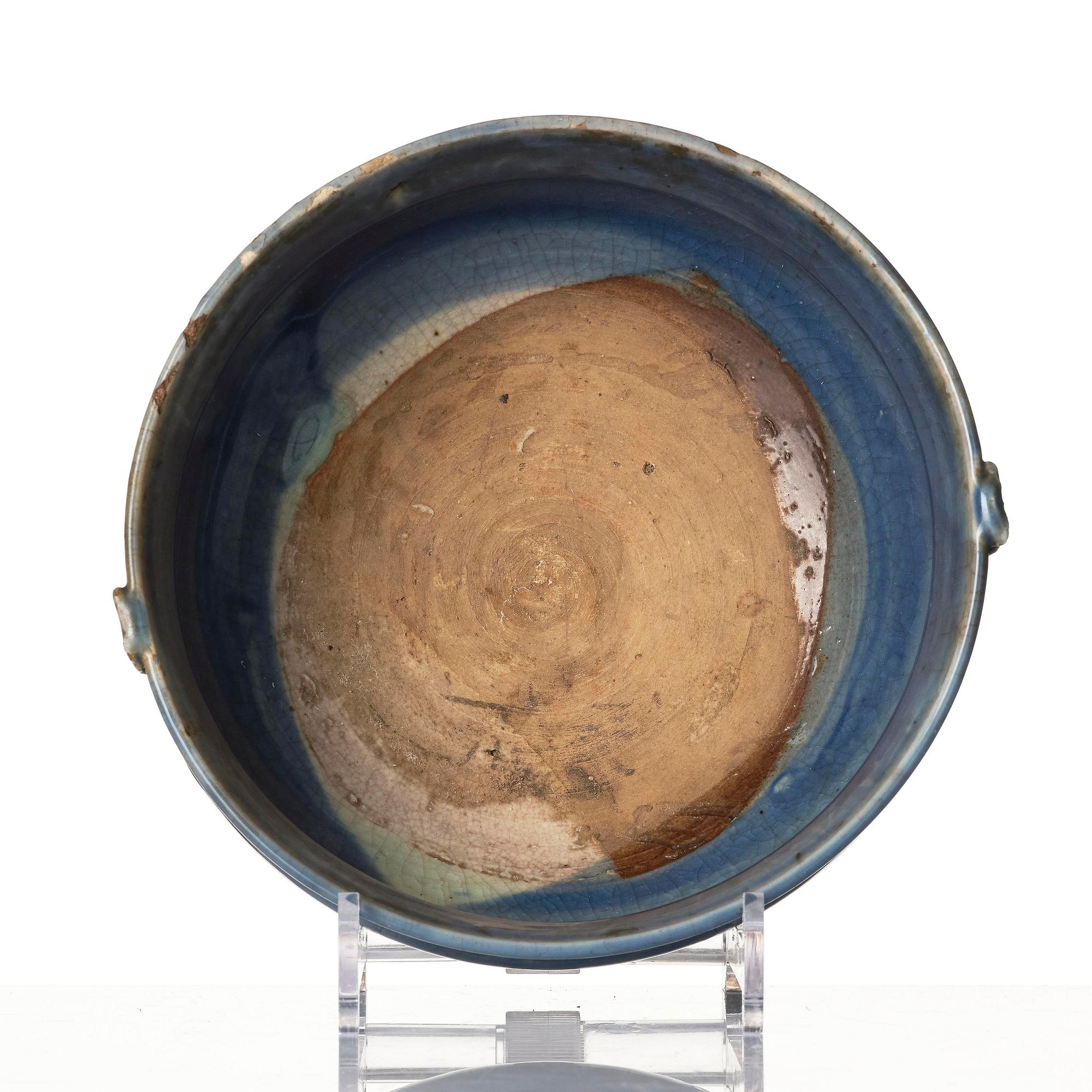 A blue glazed tripod censer, late Ming dynasty, 17th century.