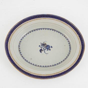 An export porcelain fish serving dish, China, Jiaqing (1796-1820).