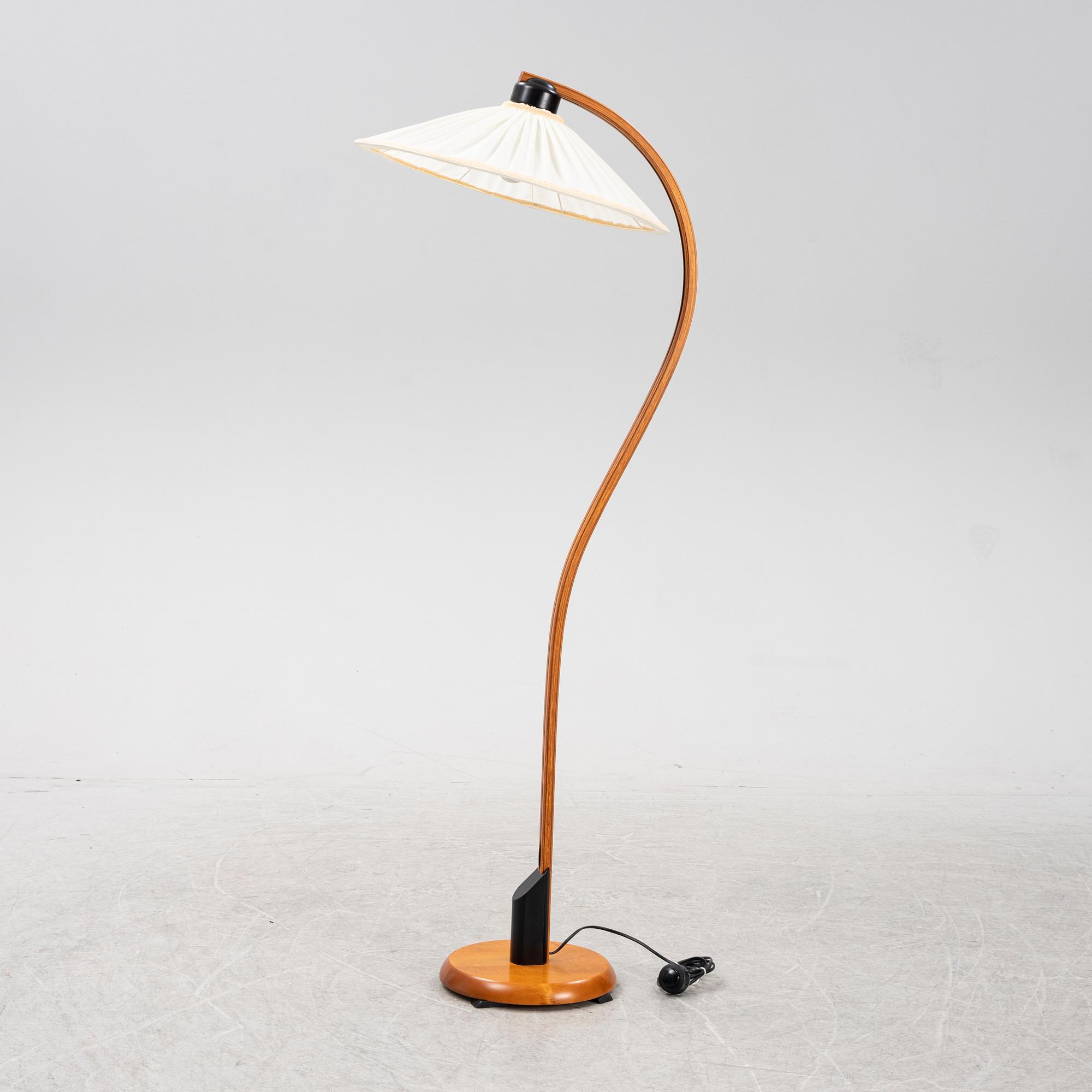 A floor lamp from Lamp Gutaf.
