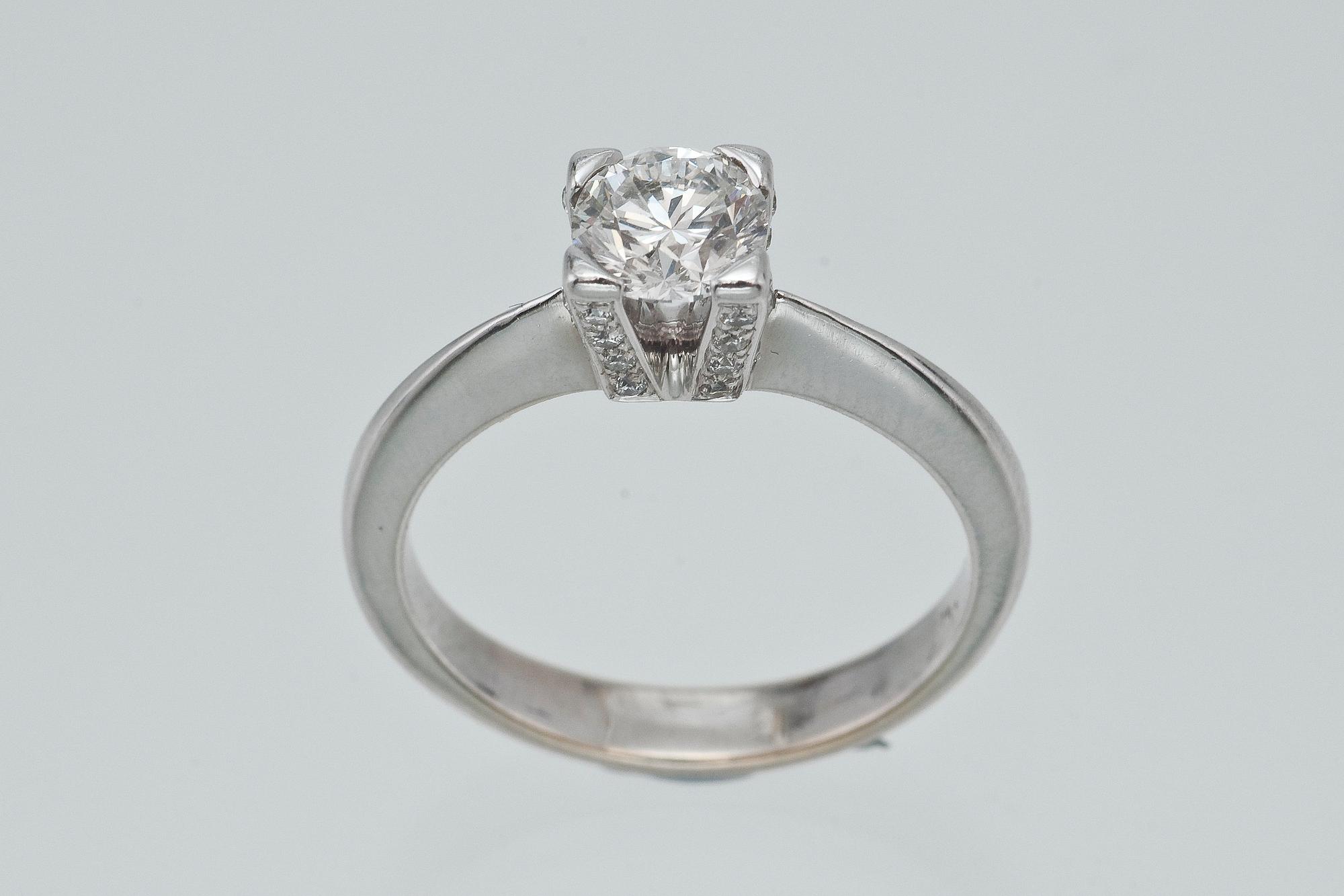 TIMANTTISORMUS, briljanttihiontainen timantti n. 0,85 ct ja pieniä timantteja n. 0,30 ct yhteensä.